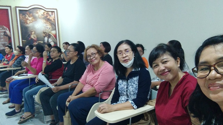 Mbak Theresia Maya -baju merah- berpose sejenak saat jeda latihan PAKAI_2